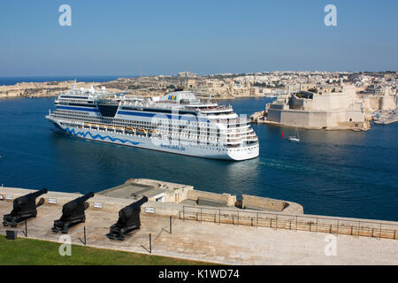 Mediterraneo viaggi e turismo. La nave da crociera o liner AIDAstella allontanarsi dal Grand Harbour di Malta Foto Stock