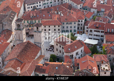 I tetti di Kotor e i campanili della Cattedrale di San Trifone, vista dalla fortezza, Montenegro Foto Stock