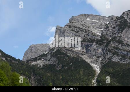 Il lato nord del Piz de Mezodi', sul lato sinistro il Bus de le Neole forcella. Monti del Sole, Parco Nazionale Dolomiti Bellunesi Foto Stock