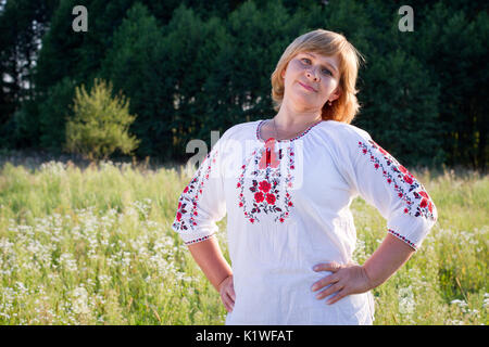 Felice donna sorridente nella natura dello sfondo. Foto Stock