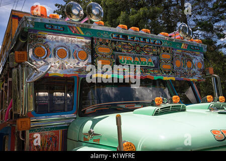 Il 6 agosto 2017 a Medellin, Colombia: colorata Vecchia autobus chiamato 'chiva' utilizzato come prty autobus durante il festival dei fiori Foto Stock
