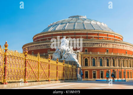 Albert Hall London, vista dei turisti che guardano le statue sull'Albert Memorial contro il ritorno della Royal Albert Hall, Londra, Regno Unito Foto Stock