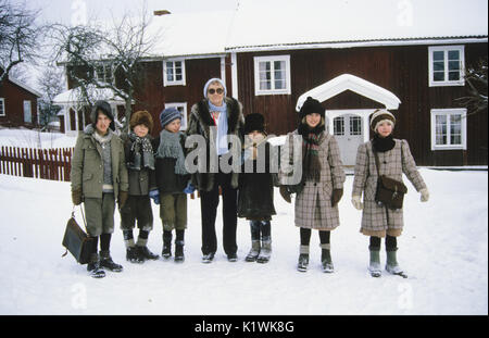ASTRID LINDGREN autore svedese di bambini e giovani di libri con alcuni dei ragazzi che giocano nella foto Bullerbyn 1987 Foto Stock