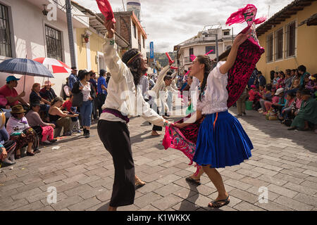 Giugno 17, 2017 Pujili, Ecuador: street ballerini eseguono in abiti tradizionali durante la festa del Corpus Christi Foto Stock