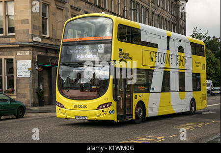 Lothian bus numero 22, Riva, Leith, Edinburgh, Regno Unito con Edinburgh International Festival settantesimo anniversario pubblicità Benvenuto indietro slogan Foto Stock