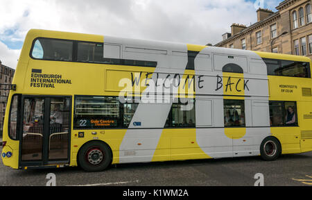 Lothian bus numero 22, Riva, Leith, Edinburgh, Regno Unito con Edinburgh International Festival settantesimo anniversario pubblicità Benvenuto indietro slogan Foto Stock