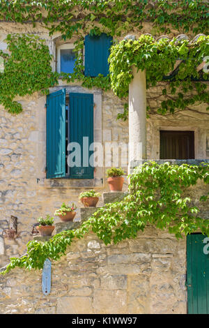 Dettaglio di una casa nel pittoresco villaggio di La Garde-Adhémar, Drôme, Auvergne-Rhône-Alpes, Francia Foto Stock