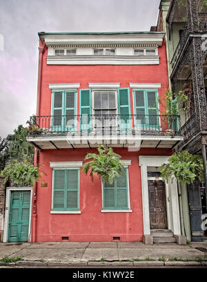New Orleans, LA STATI UNITI D'America - 1 giugno 2017 - Edificio con persiane verdi nel Quartiere Francese Foto Stock