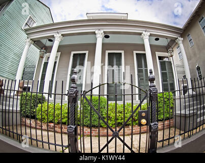 New Orleans, LA STATI UNITI D'America - 1 giugno 2017 - Quartiere Francese Cottage con persiane verdi porte prese con un obiettivo fisheye Foto Stock