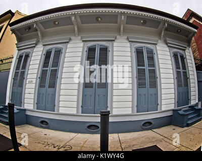 New Orleans, LA STATI UNITI D'America - 1 giugno 2017 - Quartiere Francese Cottage prese con un obiettivo fisheye Foto Stock