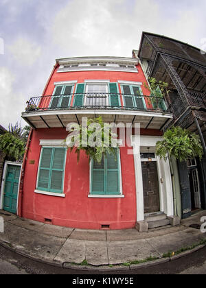 New Orleans, LOUISIANA USA - 1° giugno 2017 - Grreen Shutter Doors & Yellow Wall in francese Foto Stock