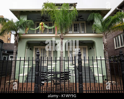 New Orleans, LA STATI UNITI D'America - 1 giugno 2017 - Green House con Frence nel Quartiere Francese Foto Stock