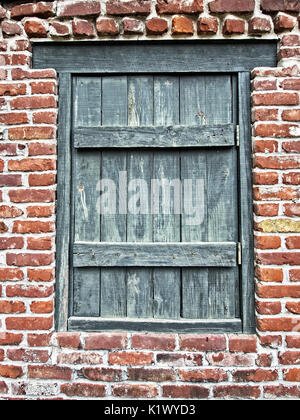 La molla, TX USA - Luglio 12, 2017 - Verde otturatore sul bruciato edificio nella città vecchia molla TX Foto Stock
