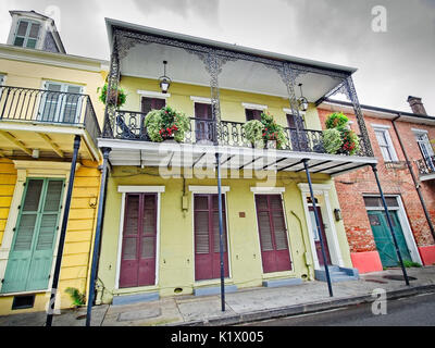 New Orleans, LA STATI UNITI D'America - 1 giugno 2017 - vecchio edificio verde nel Quartiere Francese Foto Stock