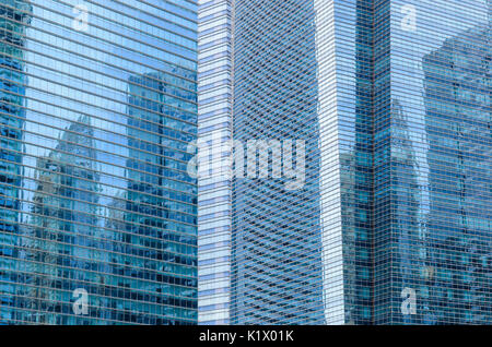 Città dettaglio delle facciate di vetro della baia di Marina centro finanziario di edifici, Marina Bay, il centro cittadino di Core, Singapore Foto Stock