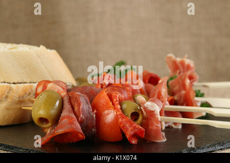 Chrizo pancetta e salame con olive e pomodori Foto Stock