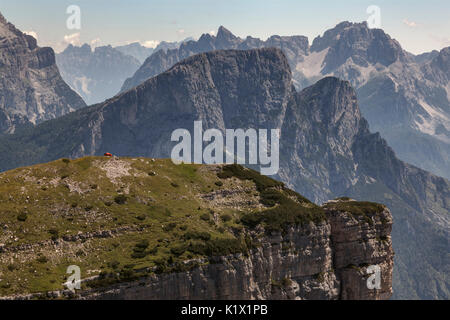 Il bivacco Margherita Bedin sulla prima pala di San Lucano. In successione il Monte Framont e in background e Tamer San lontano il gruppo di Bo Foto Stock