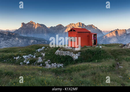 L'Europa, Italia, Veneto, Belluno, Agordino. Bivacco Margherita Bedin alla prima pala di San Lucano al tramonto, sullo sfondo del Civetta e della Moiazza, Dolom Foto Stock