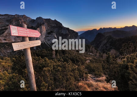 L'Europa, Italia, Veneto, Belluno, Agordino. Vicino a forcella del Moschesin informazioni indicazioni per Val Clusa, Dolomiti, Parco Nazionale Foto Stock