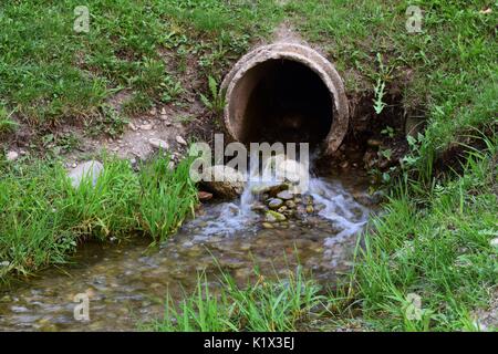 Una piccola cascata dal tubo di scarico al Kiwanis Park Foto Stock