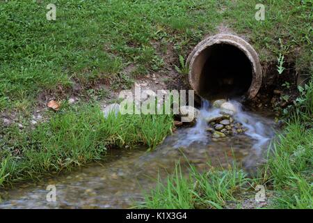 Una piccola cascata dal tubo di scarico al Kiwanis Park Foto Stock