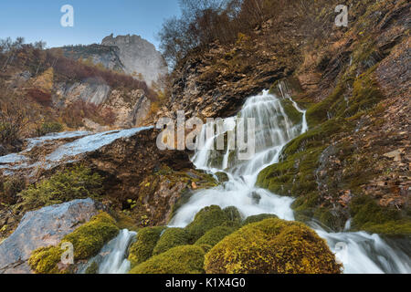 L'Europa, Italia, Veneto, Agordino, Taibon. La cascata di Livinal in San Lucano valle. Foto Stock