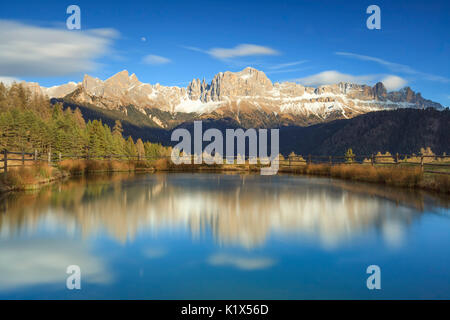 L'Europa, Italia, Valle di Tiersertal, Sud Tirolo, Alto Adige, Dolomiti. Riflessioni del Catinaccio - Rosengarten al tramonto sul lago Wuhn Foto Stock