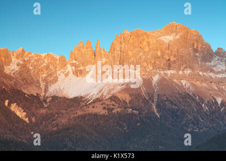 L'Europa, Italia, Valle di Tiersertal, Sud Tirolo, Alto Adige, Dolomiti. Enrosadira sul Catinaccio - Rosengarten Foto Stock