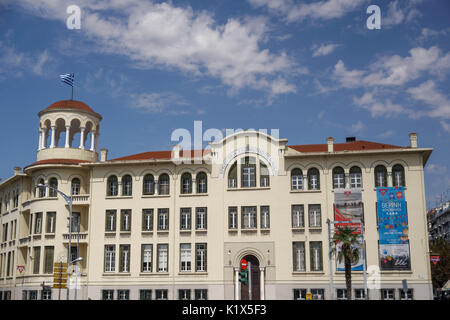 Salonicco, Grecia YMCA facciata di edificio vista giorno. YMCA vista esterna alla omonima piazza centrale denominata in Greco Plateia XANTH. Foto Stock