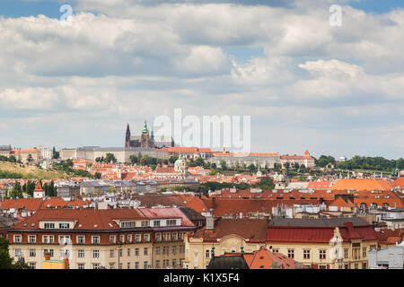 Praga (Hradcany) castello e vecchi edifici di praga repubblica ceca, visto dalla fortezza di Vysehrad. Foto Stock