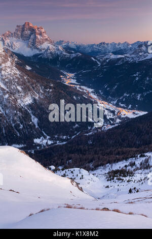 L'Europa, Italia, Veneto, Belluno. La Val Fiorentina e del Monte Pelmo in corrispondenza di un tramonto in inverno come visto dal monte Poro, Dolomiti Foto Stock