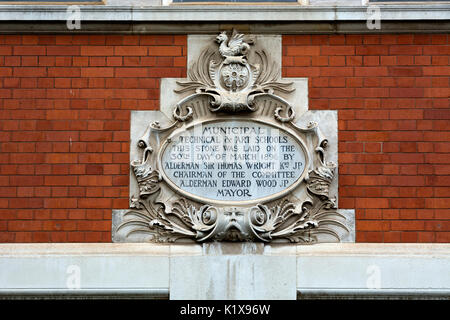 Targa commemorativa sulla costruzione di biancospino, De Montfort University di Leicester, Regno Unito Foto Stock