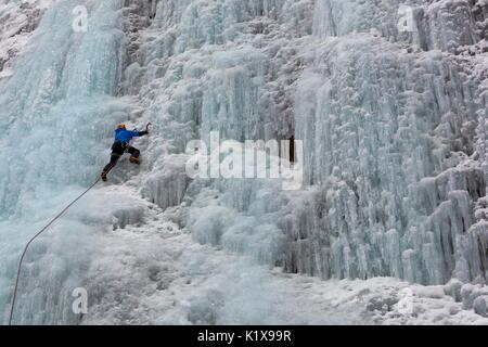 Arrampicata su ghiaccio nei Serrai di Sottoguda, Rocca Pietore, Veneto, Belluno, Italia Foto Stock