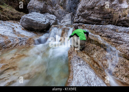 Piccole cascate nel cuore della Val Soffia, Parco Nazionale Dolomiti Bellunesi, Monti del Sole Foto Stock