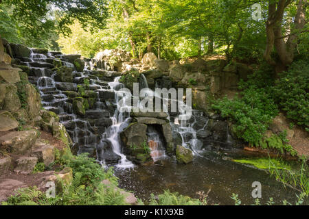 Vista della cascata, un uomo fatto a cascata Virginia Water nel Surrey, Regno Unito Foto Stock