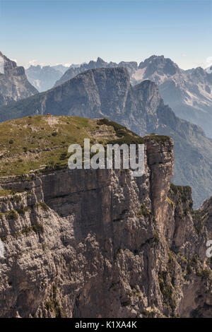 Il bivacco Margherita Bedin sulla prima pala di San Lucano. In successione il Monte Framont e in background e Tamer San lontano il gruppo di Bo Foto Stock