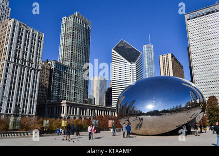 Sullo skyline di Chicago riflettendo a specchio bean in primo piano Foto Stock