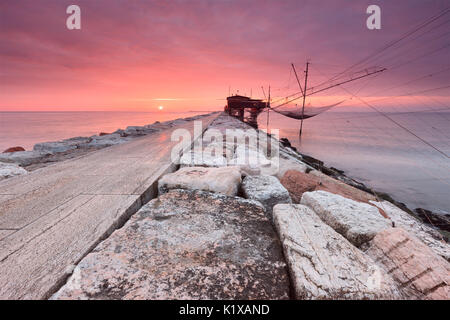 L'Europa, Italia, Veneto, Chioggia, Sottomarina. Vista dei Casoni, la palafitta di pescatori sul mare Foto Stock