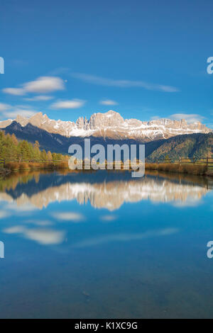 L'Europa, Italia, Valle di Tiersertal, Sud Tirolo, Alto Adige, Dolomiti. Riflessioni del Catinaccio - Rosengarten al tramonto sul lago Wuhn Foto Stock