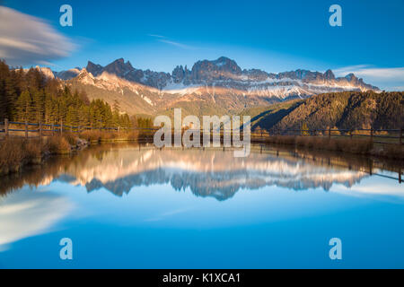 L'Europa, Italia, Valle di Tiersertal, Sud Tirolo, Alto Adige, Dolomiti. Riflessioni del Catinaccio - Rosengarten al tramonto sul lago Wuhn Foto Stock