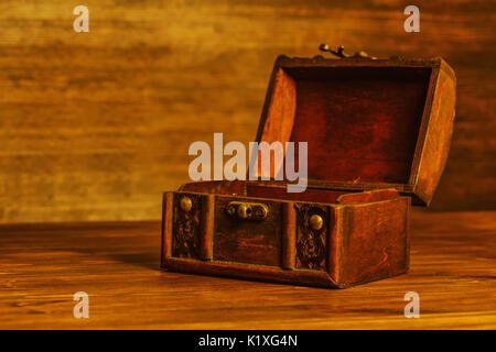 Bella aperto vintage Treasure Chest su sfondo di legno con posto per testo, close up Foto Stock