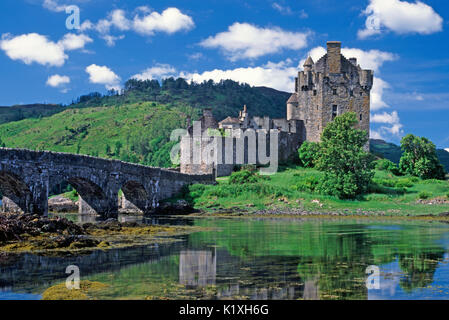 Eilean Donan Castle e Loch Duich, Kyle of Lochalsh, regione delle Highlands, Scozia Foto Stock