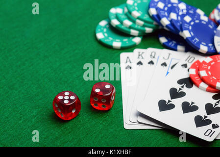 Casino tavolo verde con chip, denaro, carte da gioco e dadi. Gioco del poker concetto Foto Stock