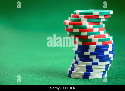 Casino Poker chips sul tavolo verde dello sfondo con copia spazio per il testo Foto Stock