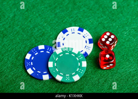 Casino tavolo verde con patatine e dadi. Gioco del poker concetto Foto Stock