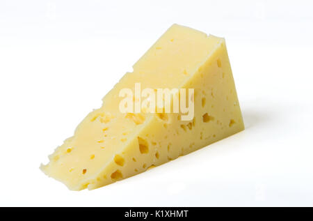 Pezzo di formaggio isolato su bianco Foto Stock