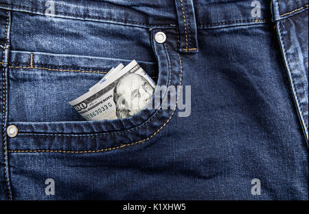 Soldi in tasca dei jeans blu Foto Stock