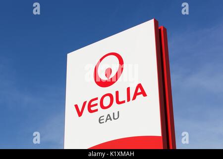 Villard, Francia - 22 giugno 2017: veolia acqua logo su un pannello. veolia acqua è la divisione acqua della società francese Veolia Environnement Foto Stock