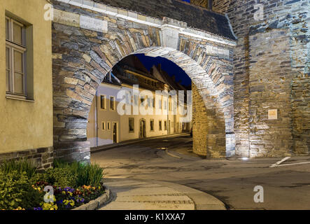 Città storica cancello in freiberg di notte Foto Stock