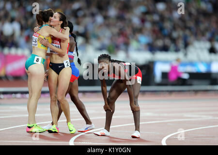 Denisa ROSOLOVÁ (Repubblica Ceca), Sparkle MCKNIGHT (Trinidad e Tobago), Lauren pozzetti (Australia) a competere in donne 400m Ostacoli calore 1 al 2017, IAAF Campionati del Mondo, Queen Elizabeth Olympic Park, Stratford, Londra, Regno Unito. Foto Stock